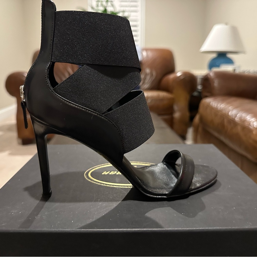 Super chic heels with zipper detailing at heel